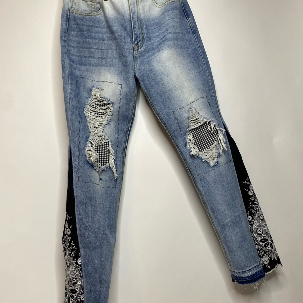 LOYAL MUSE Upcycled Distressed Women’s Jeans Sz 6 embroidered panels add flair